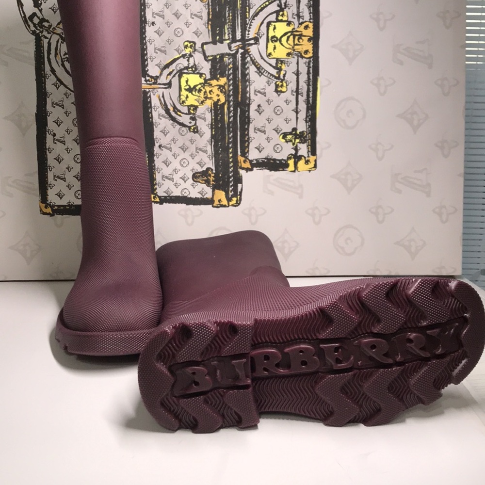 New Authentic BURBERRY Tall Rain Boots – Runway Featured - Picture 5 of 12
